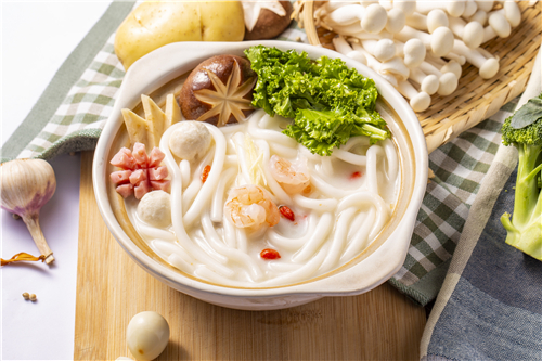 砂锅土豆粉要配上鹌鹑蛋才够味
